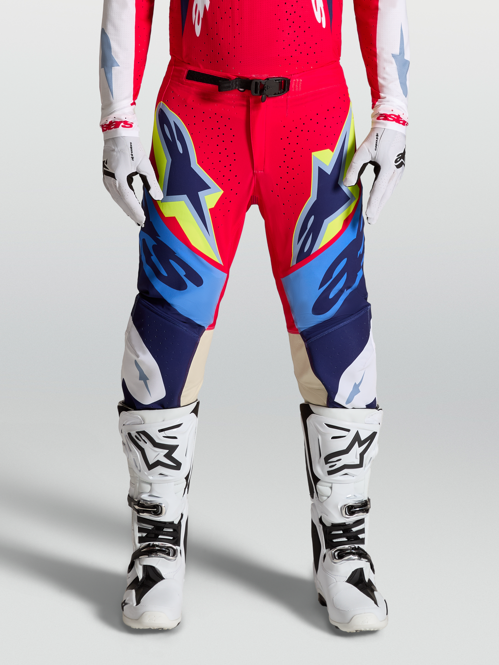 Alpinestars Supertech Dyna broek voor heren, motorcross racing-uitrusting, rood en blauw met gele accenten, geitenleren kniepanelen en magnetische gesp.