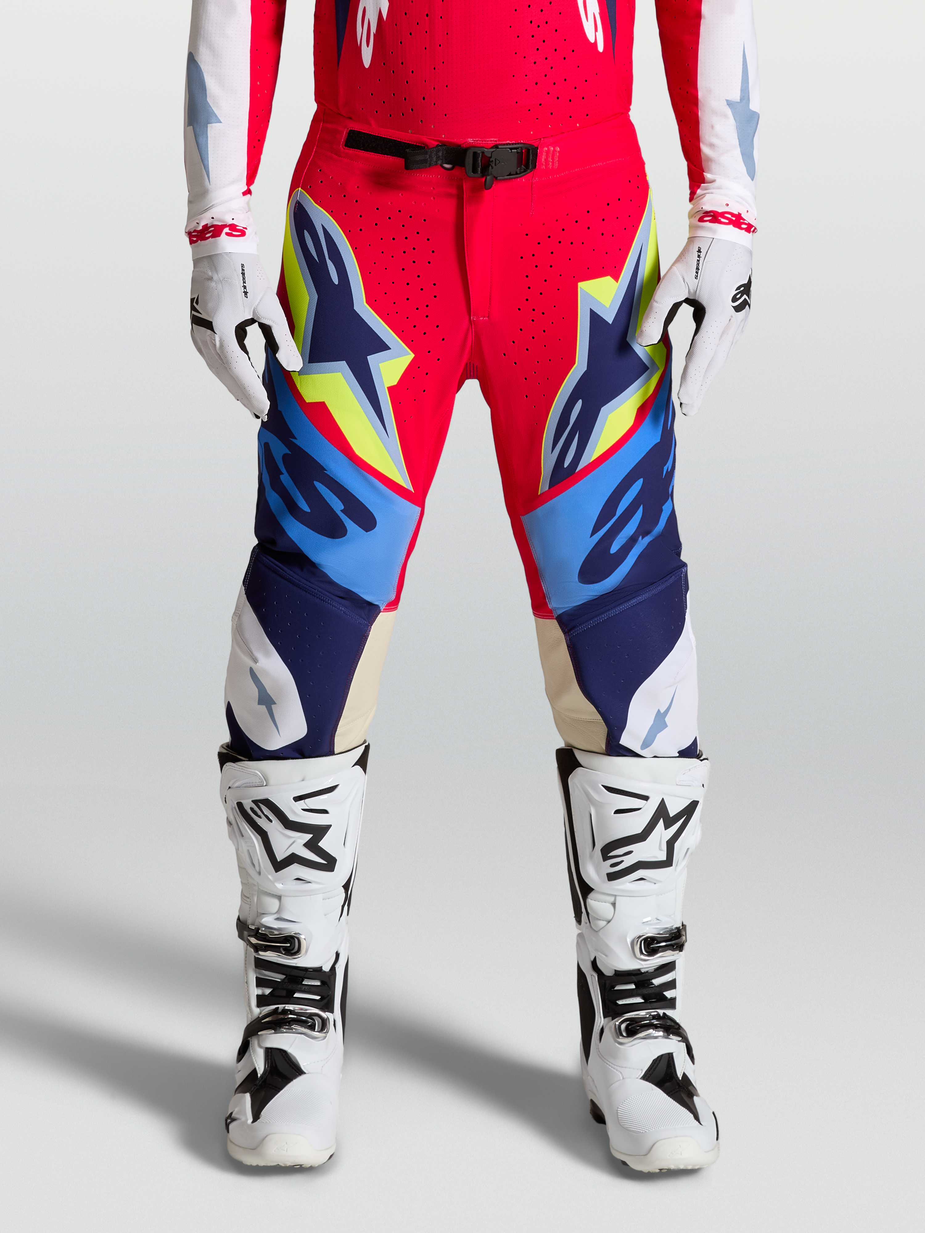 Alpinestars Supertech Dyna broek voor heren, motorcross racing-uitrusting, rood en blauw met gele accenten, geitenleren kniepanelen en magnetische gesp.