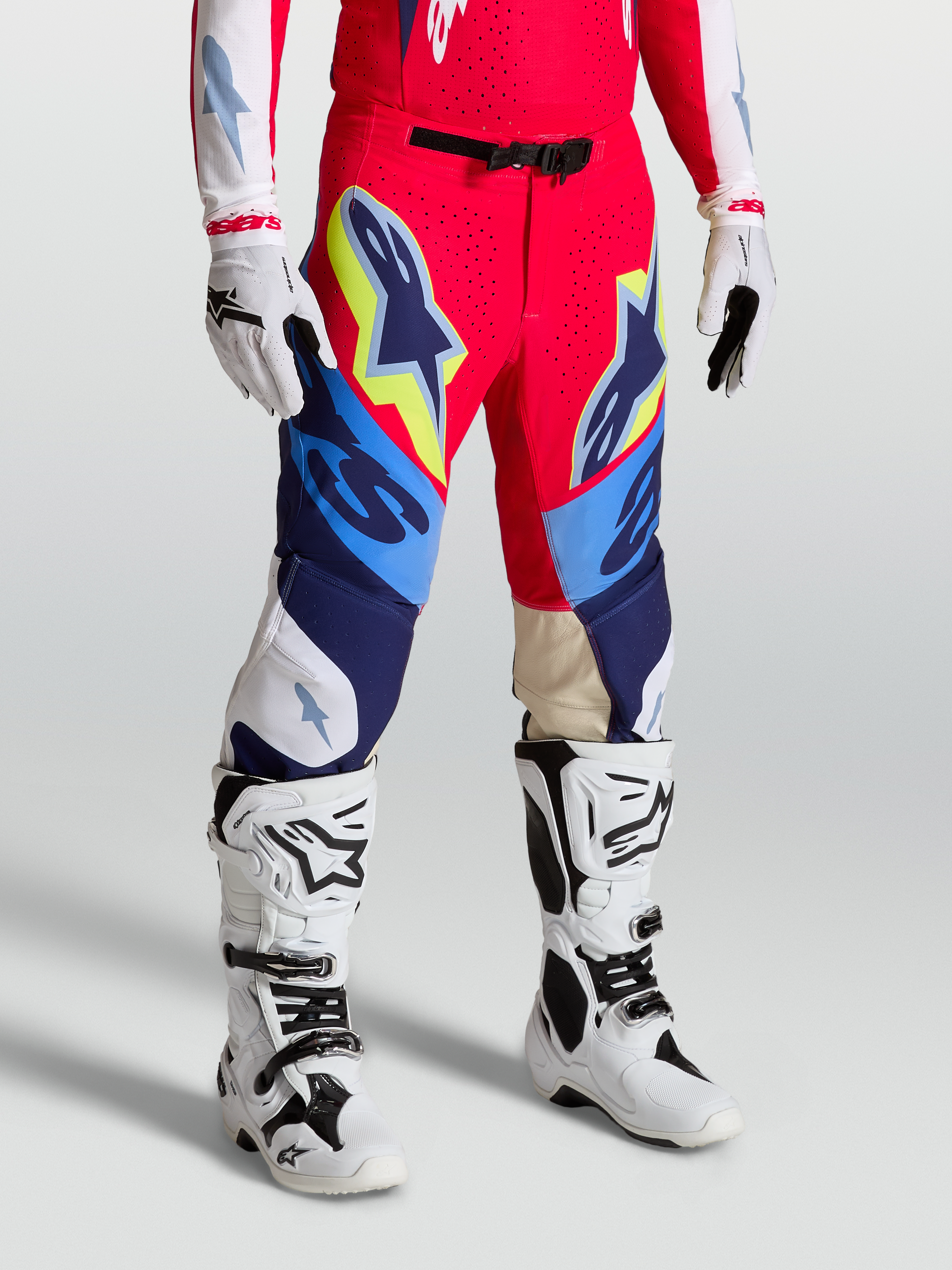 Alpinestars Supertech Dyna broek, professionele motorcrossbroek voor heren, rood, wit en navy blauw, atletische racepasvorm met stretchpanelen en geitenleren kniestukken.