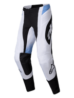 Alpinestars Techstar Melt Pants 2025, pantalon de motocross, blanc et noir avec accents bleu clair, grands logos Alpinestars noirs, perforations laser et coupe athlétique durable pour le tout-terrain