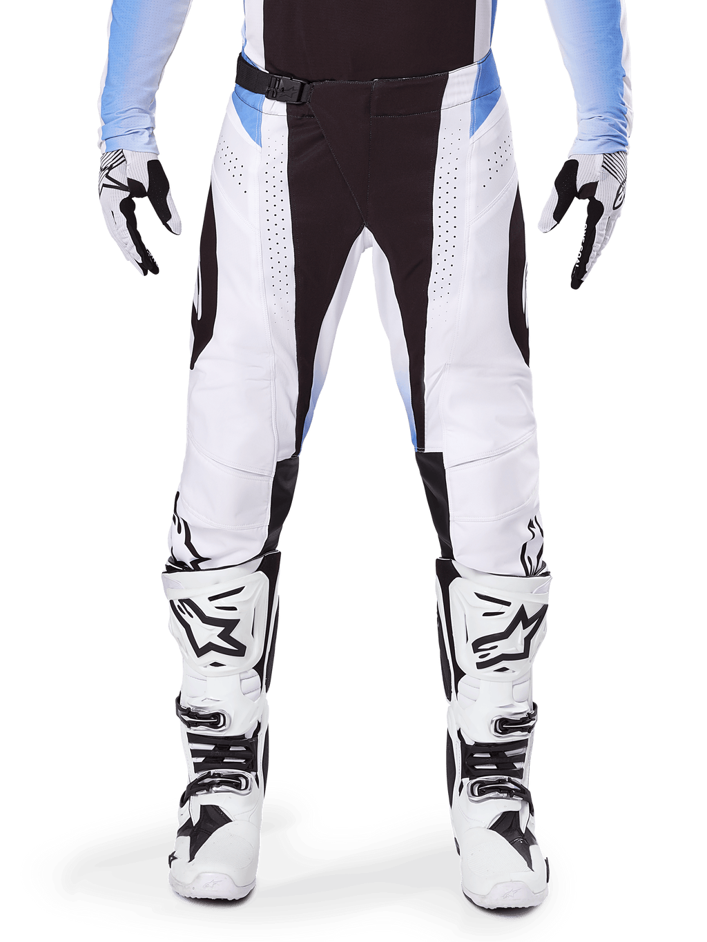 Alpinestars Techstar Melt Pants 2025, pantalon de motocross, blanc et noir avec des accents bleu clair, porté avec des bottes et des gants blancs et noirs assortis, doté de perforations découpées au laser et d'un design de course haute performance.