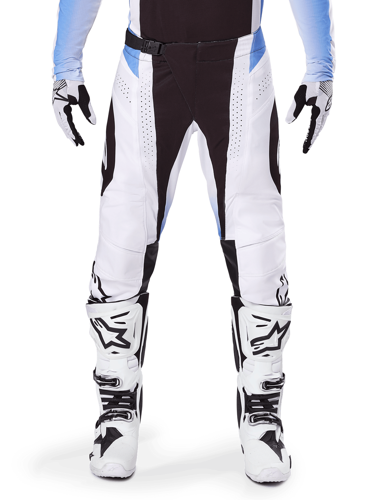 Alpinestars Techstar Melt Pants 2025, pantalon de motocross, blanc et noir avec des accents bleu clair, porté avec des bottes et des gants blancs et noirs assortis, doté de perforations découpées au laser et d'un design de course haute performance.