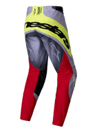 Alpinestars Techstar Melt Pants 2025, pantalon de motocross, rouge vif et gris avec des accents jaune fluo, vue arrière montrant un grand marquage Alpinestars noir sur l'assise, logos Astars sur les jambes, conception multi-matières durable pour la course tout-terrain
