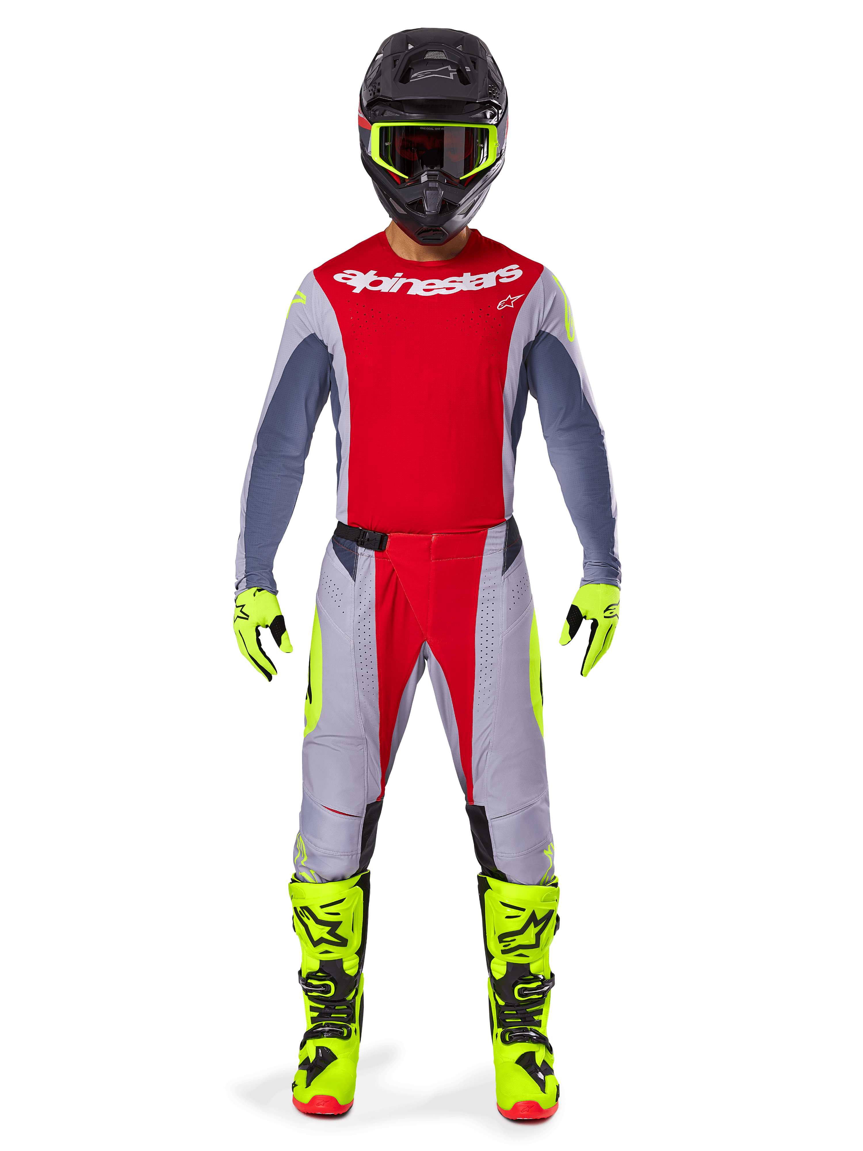 Pilote de motocross portant le pantalon Alpinestars Techstar Melt 2025 rouge vif et gris, avec des empiècements rouge éclatant et des accents jaune fluo, maillot assorti, casque noir et lunettes jaune fluo, bottes et gants jaune vif, tenue de course professionnelle coordonnée