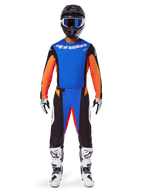 Motocross-rijder in volledige race-uitrusting, Alpinestars 2025 Techstar Melt Gear Set, blauw en oranje, blauwe jersey met oranje mouwen, bijpassende broek met witte logo's, zwarte helm met blauwe crossbril, witte en zwarte laarzen en handschoenen, gecoördineerde outfit voor off-road racen