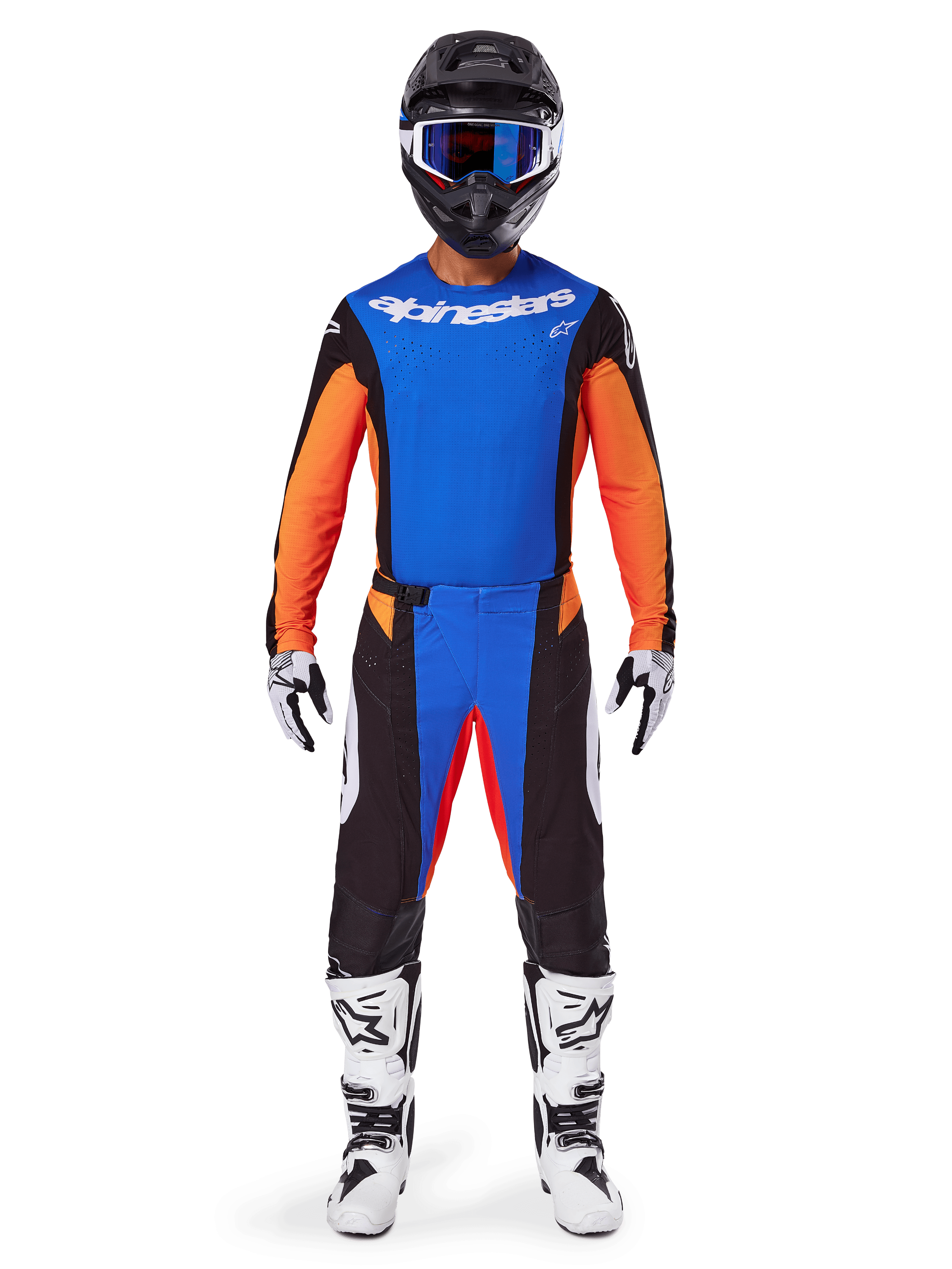 Motocross-rijder in volledige race-uitrusting, Alpinestars 2025 Techstar Melt Gear Set, blauw en oranje, blauwe jersey met oranje mouwen, bijpassende broek met witte logo's, zwarte helm met blauwe crossbril, witte en zwarte laarzen en handschoenen, gecoördineerde outfit voor off-road racen