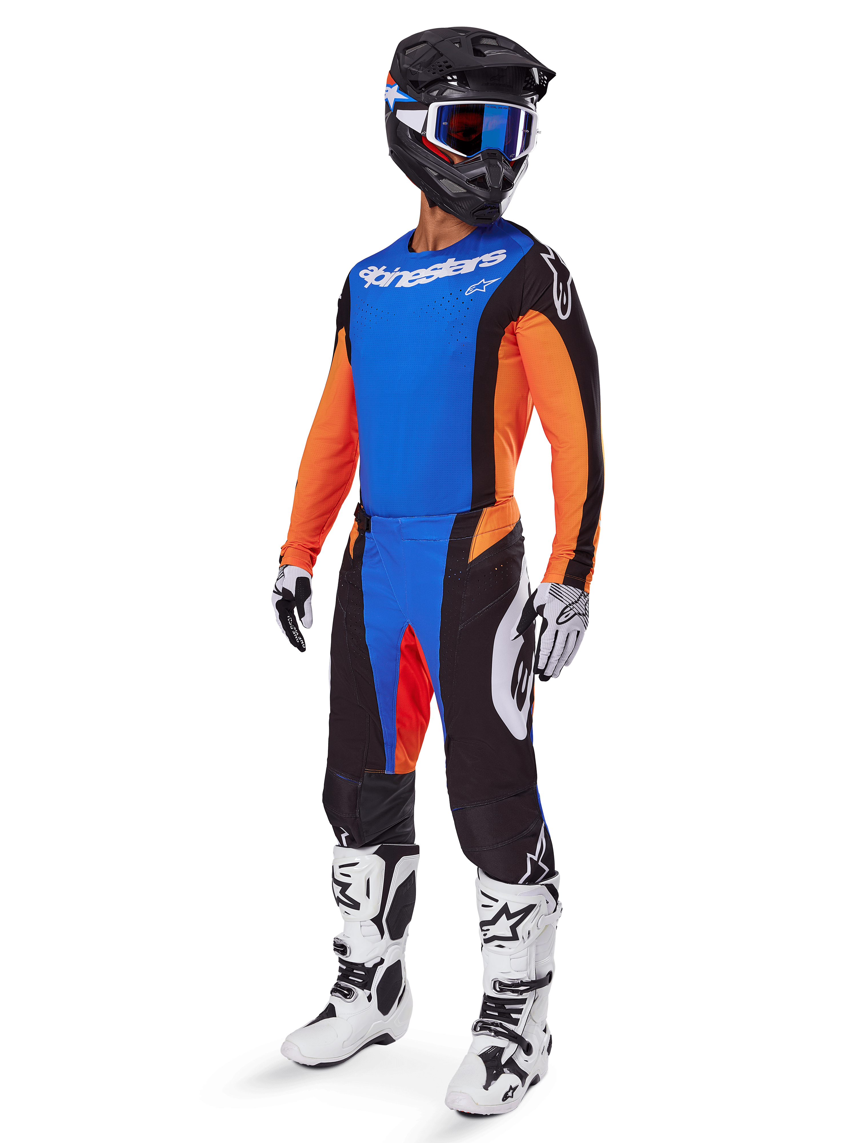 Alpinestars 2025 Techstar Melt Gear Set, Motocross-Fahrer mit blauem Trikot und orangen Ärmeln, schwarze Hose mit blauen und orangen Akzenten, passender schwarzer Helm mit blauer Brille und weiß-schwarze Rennstiefel
