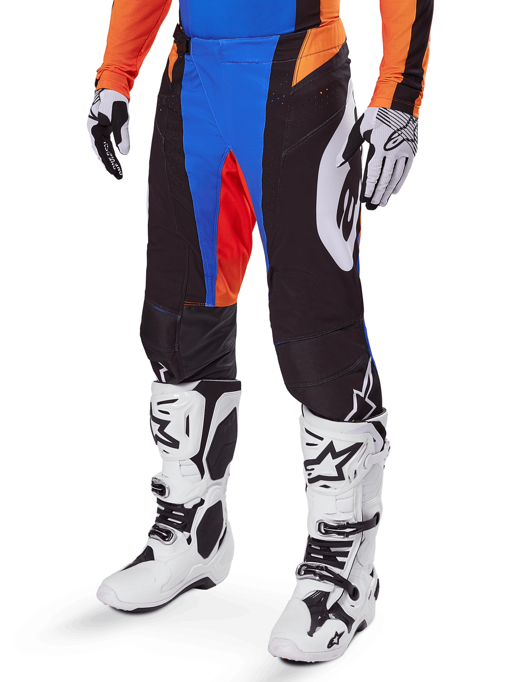 Alpinestars 2025 Techstar Melt broek, motorcrossbroek, zwart met blauwe en oranje accenten, gedragen met witte laarzen en een bijpassende jersey, voorzien van duurzaam beschermend materiaal en een sportief race-ontwerp.