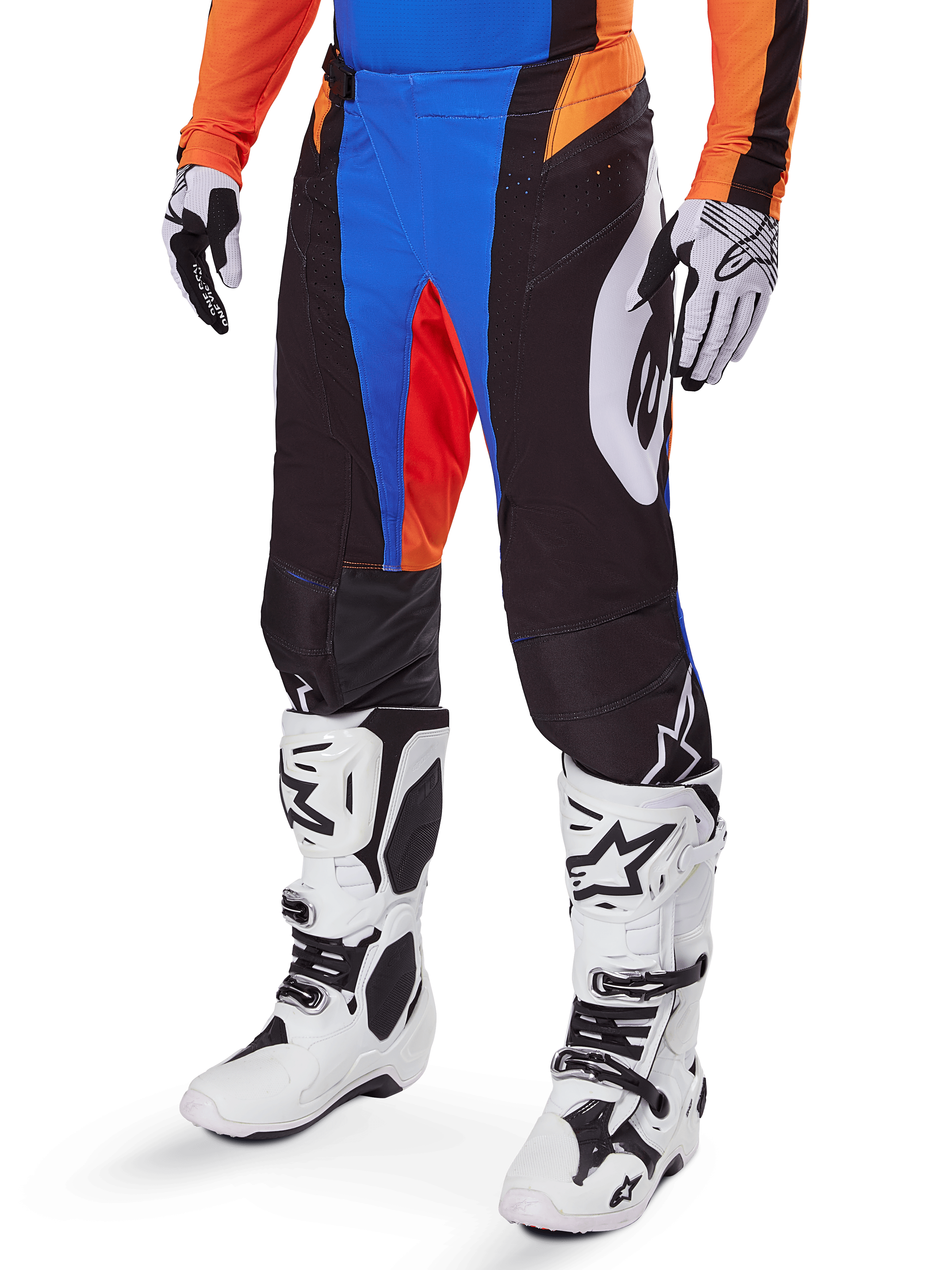 Alpinestars 2025 Techstar Melt broek, motorcrossbroek, zwart met blauwe en oranje accenten, gedragen met witte laarzen en een bijpassende jersey, voorzien van duurzaam beschermend materiaal en een sportief race-ontwerp.