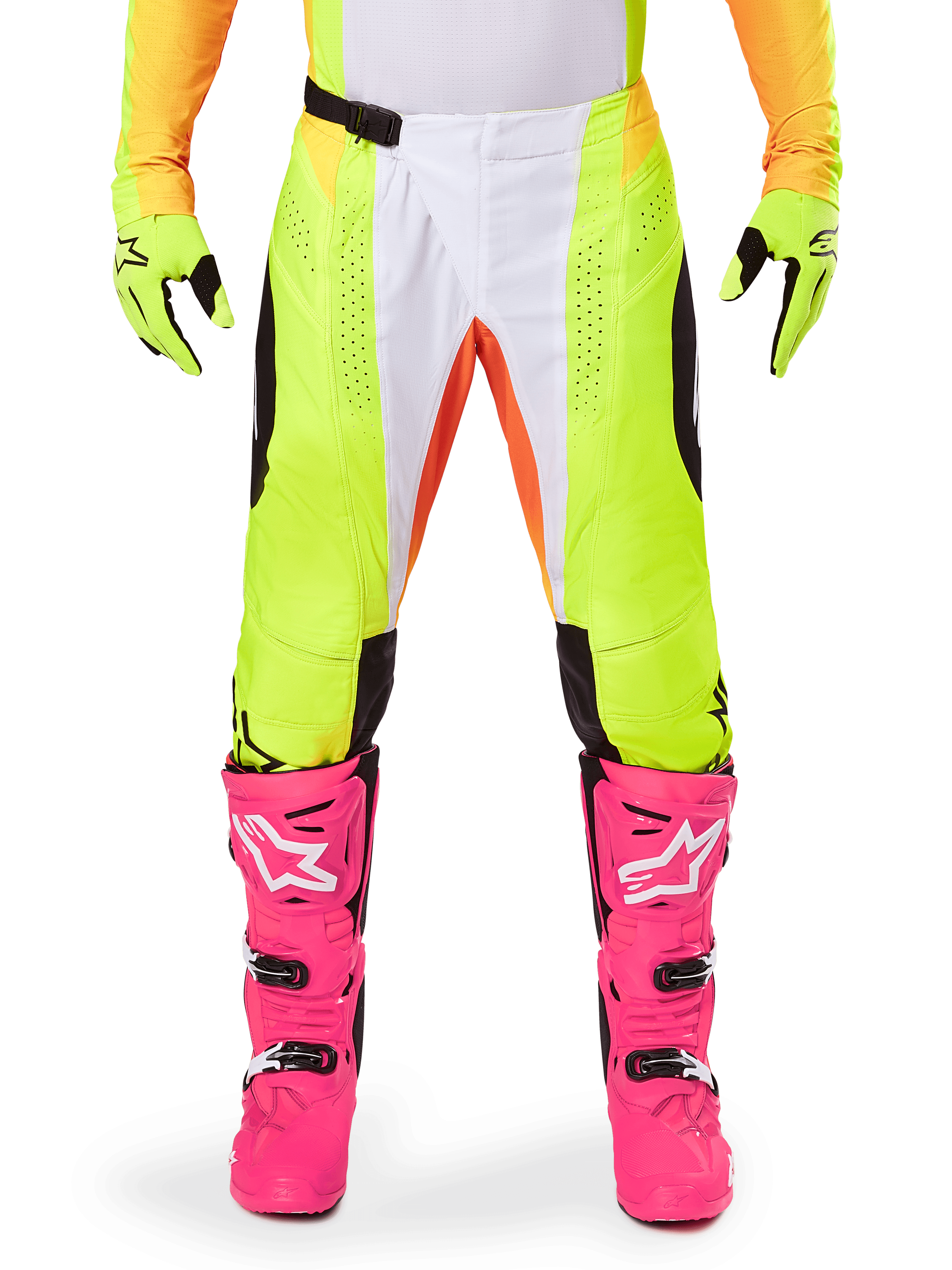 Alpinestars 2025 Techstar Melt crossbroek, motorcross broek, neongeel en wit met oranje accenten, gedragen met bijpassende gele handschoenen en felroze motorcrosslaarzen, voorzien van geperforeerde ventilatiepanelen en een magnetische taillegesp, hoogwaardige race-uitrusting