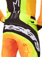 Alpinestars 2025 Techstar Melt Hose, Motocross-Hose, Rückansicht im Detail, Neongelb und Orange mit schwarzen Paneelen, großes weißes Alpinestars-Logo auf dem Gesäß, Performance-Offroad-Ausrüstung