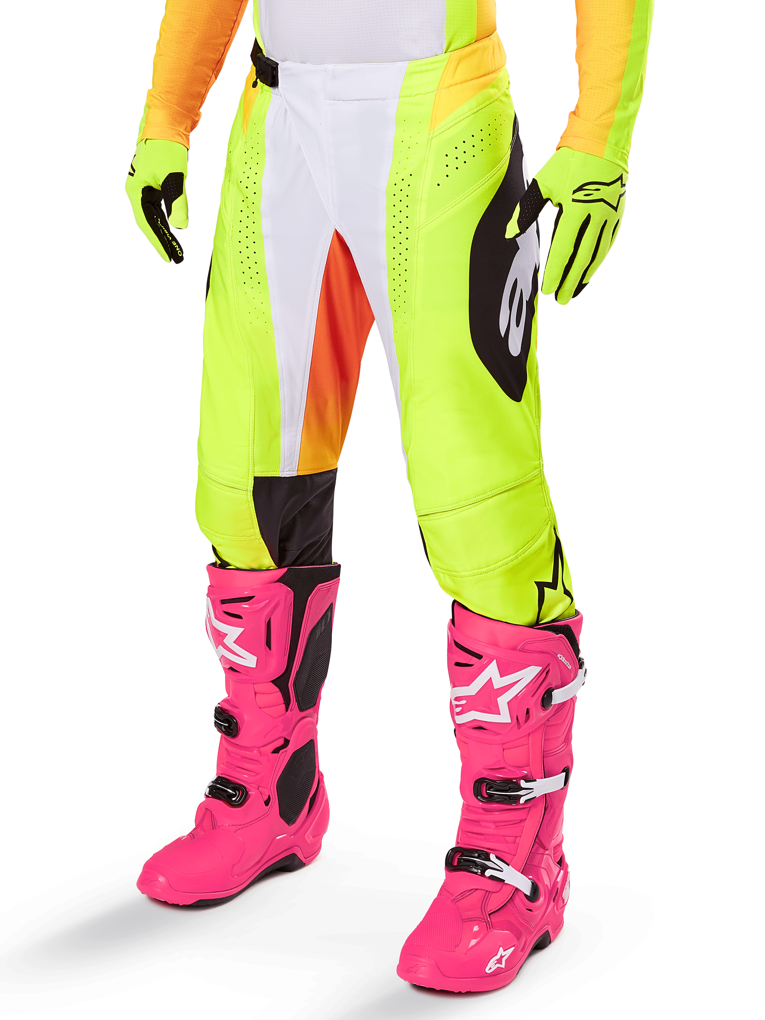 Alpinestars 2025 Techstar Melt crossbroek, motorcross broek, neongeel met witte en oranje accenten, zwarte zijpatronen, gedragen met felroze motorcrosslaarzen en neongele handschoenen, voorzien van geperforeerde ventilatie, duurzame off-road racekleding