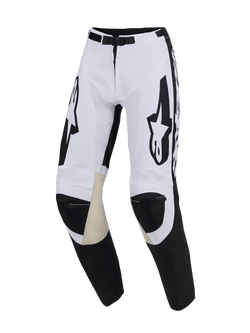 Alpinestars Racer Riway Pants 2026, pantalon de motocross, blanc et noir, avec panneaux intérieurs aux genoux en cuir de chèvre beige, grands logos Alpinestars noirs sur les cuisses, fermeture par boucle magnétique et design pré-courbé pour le tout-terrain