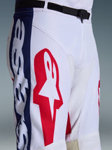 Alpinestars 2026 Racer Riway Hose, Motocross-Hose, Weiß Blau Rot, Nahaufnahme von Oberschenkel und Taille mit großem rotem Stern-Logo auf weißem Polygewebe, blauen Seiteneinsätzen mit Branding und schwarzem verstellbarem Taillengürtel mit SX2-Magnetschnalle, sportliches Offroad-Rennsport-Design