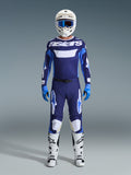 Alpinestars 2026 Racer Riway Gear Set, komplette Motocross-Rennausrüstung, marineblaues und hellblaues Jersey mit weißem „astars“-Schriftzug, passende Hose mit weißen Akzenten, weißer Helm mit blauer Brille und weiße Offroad-Stiefel.