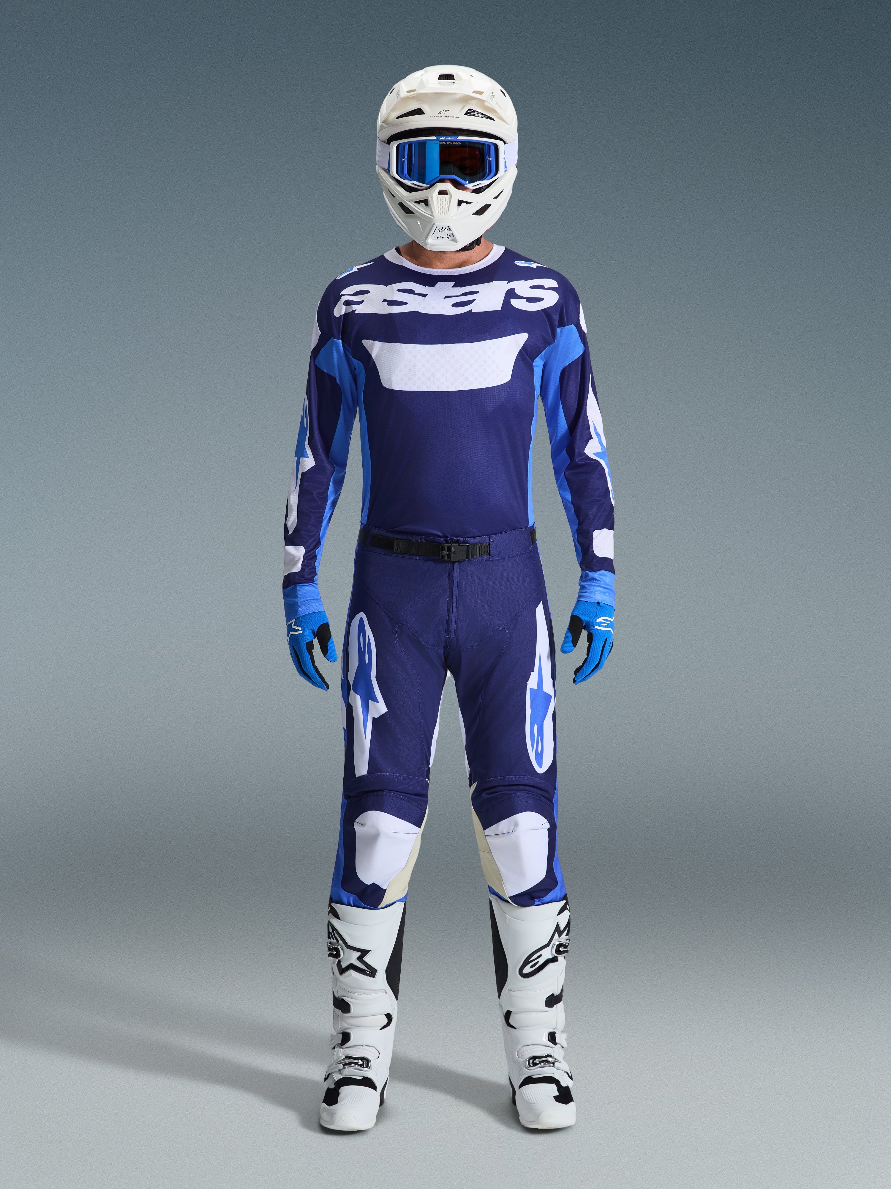 Ensemble d'équipement Alpinestars Racer Riway 2026, tenue complète de motocross, maillot bleu marine et bleu clair avec lettrage « astars » blanc, pantalon assorti avec accents blancs, casque blanc avec lunettes bleues et bottes tout-terrain blanches.