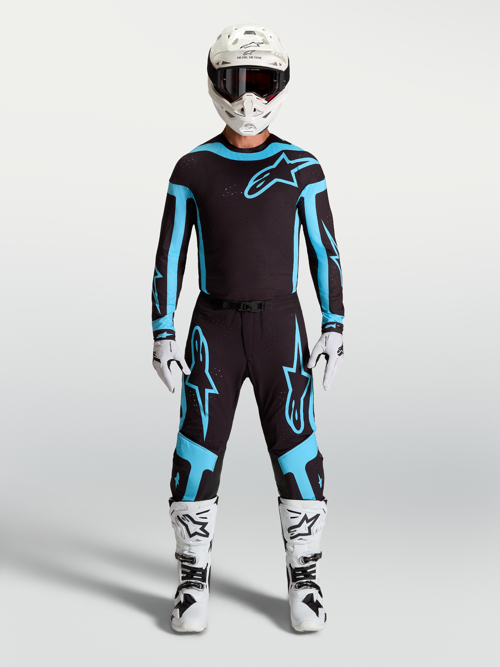 Alpinestars Supertech Vesta broek, heren motocrossbroek in zwart en turquoise, lichtgewicht stretchconstructie op model.