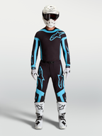 Alpinestars Supertech Vesta broek, heren motocrossbroek in zwart en turquoise, lichtgewicht stretchconstructie op model.