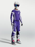 Alpinestars Supertech Vesta broek, herenmotocrossbroek in donkerblauw en wit op een model met bijpassende set.