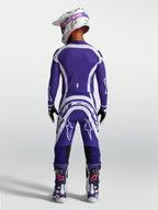 Alpinestars Supertech Vesta broek en jersey, donkerblauwe en witte motocross-uitrusting van achteren gezien op een model.