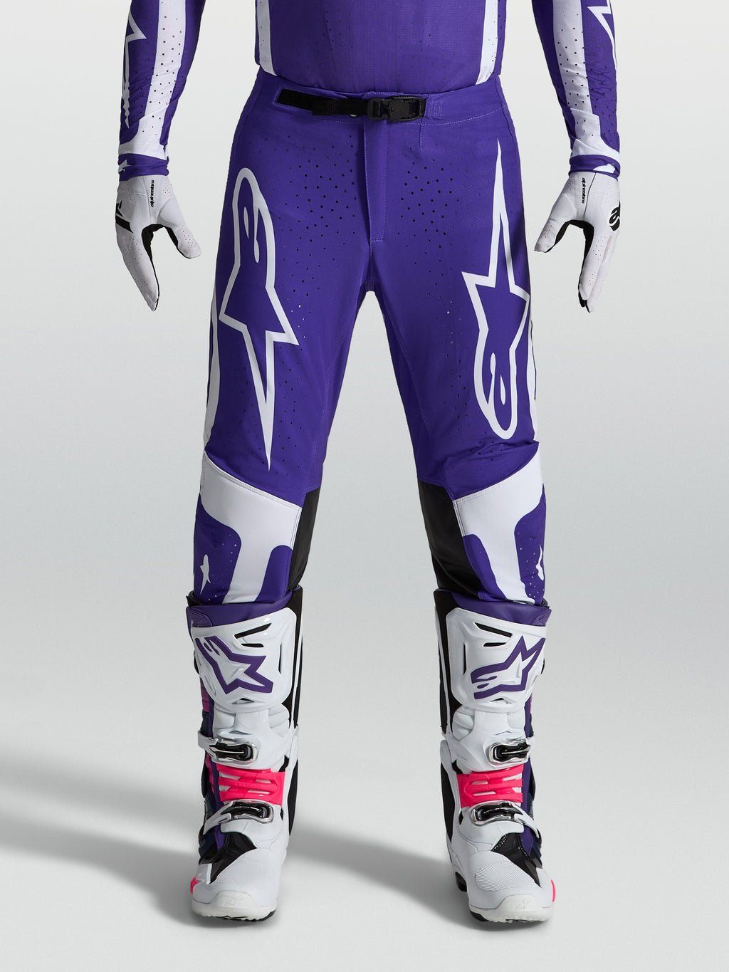 Alpinestars Supertech Vesta broek, atletische heren motocrossbroek in blauw en wit, rip-stop constructie met ventilatieperforaties, professionele off-road race-uitrusting.