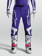 Alpinestars Supertech Vesta broek, atletische heren motocrossbroek in blauw en wit, rip-stop constructie met ventilatieperforaties, professionele off-road race-uitrusting.
