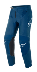 Alpinestars Supertech Blaze broek, motorcross off-road broek, donkerblauw, met zwarte lederen kniepanelen aan de binnenkant, witte Alpinestars logo's op de dij en het been, verstelbare ratelsluiting in de taille en mesh ventilatiezones bij de heupen