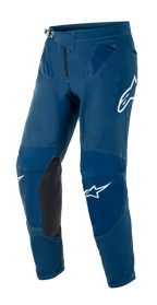 Alpinestars Supertech Blaze broek, motorcross off-road broek, donkerblauw, met zwarte lederen kniepanelen aan de binnenkant, witte Alpinestars logo's op de dij en het been, verstelbare ratelsluiting in de taille en mesh ventilatiezones bij de heupen