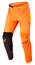 Alpinestars Supertech Blaze broek, motorcross racebroek, oranje met zwarte en geel fluo accenten, voorzien van ademende mesh-panelen, versterkte 3D lederen kniezones, verstelbare tailleband met ratelsluiting, duurzame lichtgewicht constructie voor off-road prestaties