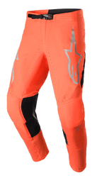 Alpinestars 2023 Supertech Risen broek, motorcross racebroek, fel oranje en zwart, grijs sterlogo op de dij, verstelbare gespsluiting, geperforeerde ventilatiezones, verstevigde zwarte binnenbeenpanelen.