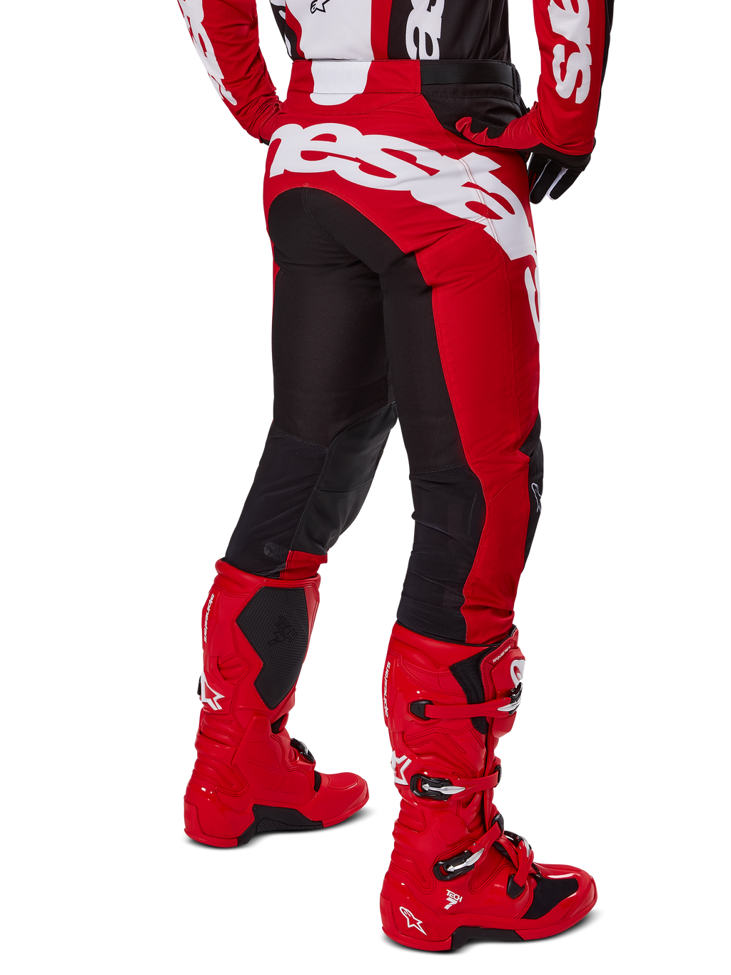 Alpinestars 2025 Racer Veil Gear Set, rood en zwart motorcross tenue, achteraanzicht met rood-zwarte broek met grote witte branding, gecombineerd met rode Tech 7 laarzen en bijpassende jersey, hoogwaardige race-uitrusting voor off-road gebruik