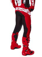 Alpinestars 2025 Racer Veil Gear Set, rood en zwart motorcross tenue, achteraanzicht met rood-zwarte broek met grote witte branding, gecombineerd met rode Tech 7 laarzen en bijpassende jersey, hoogwaardige race-uitrusting voor off-road gebruik