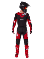 Alpinestars 2025 Racer Veil Gear Set, motorcross-set in rood en zwart, bestaande uit een jersey met witte logo's, bijpassende broek met rode panelen, felrode laarzen, zwarte helm met oranje bril en rode handschoenen, hoogwaardige outfit voor off-road racing