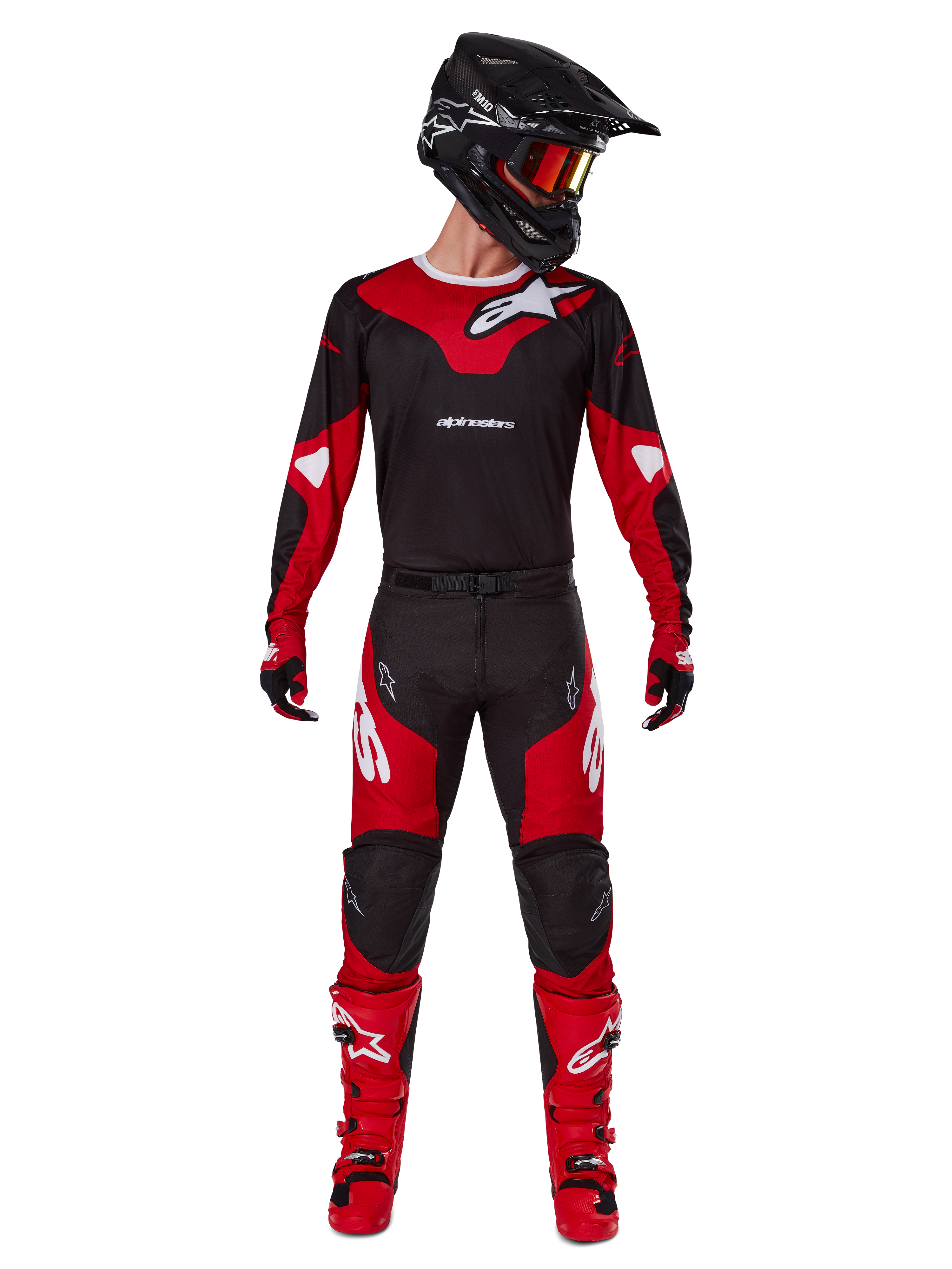Alpinestars 2025 Racer Veil Gear Set, motorcross-set in rood en zwart, bestaande uit een jersey met witte logo's, bijpassende broek met rode panelen, felrode laarzen, zwarte helm met oranje bril en rode handschoenen, hoogwaardige outfit voor off-road racing