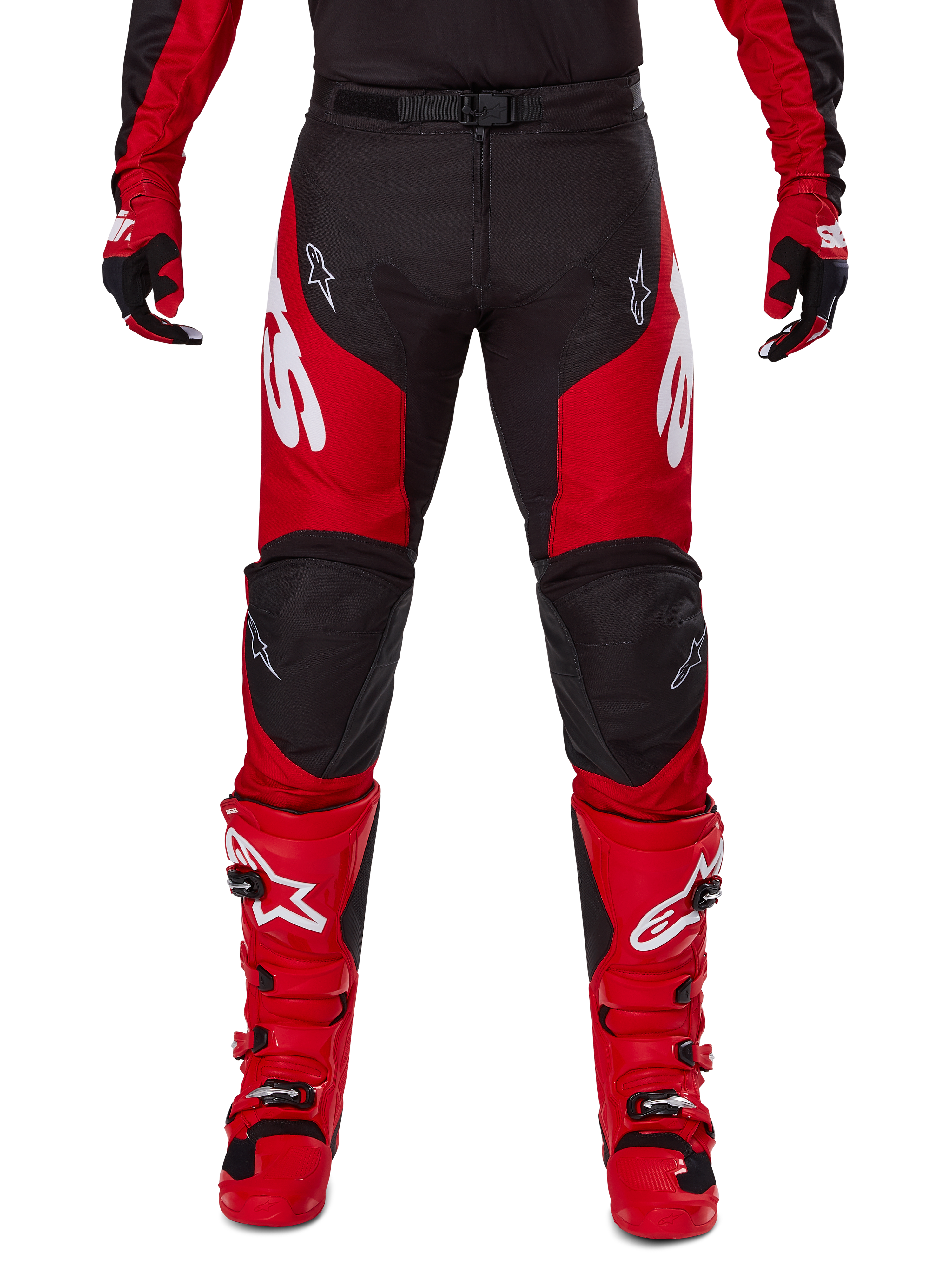 Alpinestars 2025 Racer Veil Gear Set, motorcrossbroek en laarzen, rood en zwart, opvallende witte logo's op de bovenbenen en laarzen, gedragen met bijpassende handschoenen, duurzame textielconstructie met lederen verstevigingen voor off-road racing