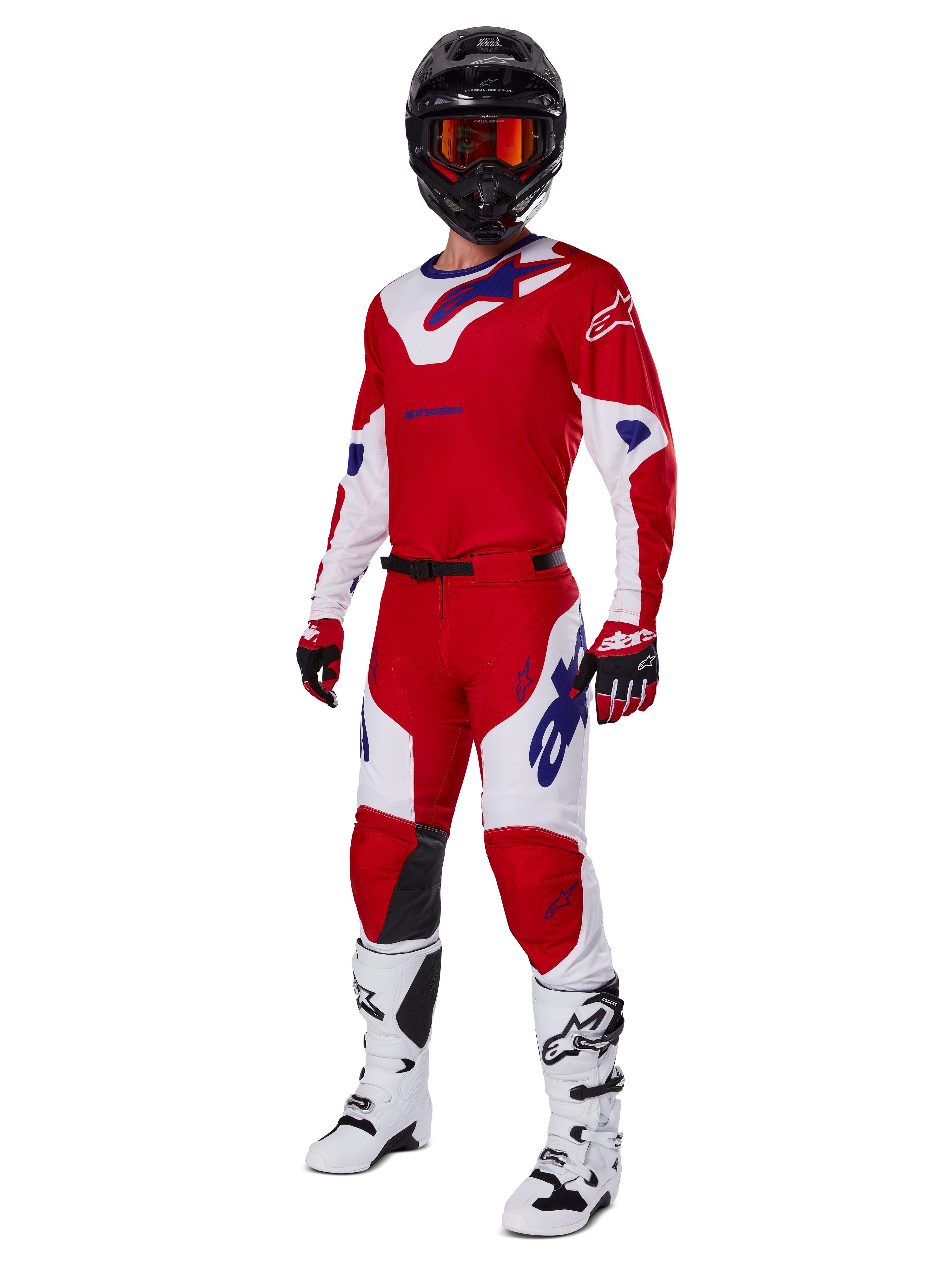 Alpinestars 2025 Racer Veil Hose, Motocross-Hose, Hellrot und Weiß, getragen als Teil einer kompletten Rennausrüstung mit passendem rot-weißen Trikot, schwarzem Helm mit oranger Brille, weißen Stiefeln und roten Handschuhen, mit auffälligen blauen Alpinestars-Logos.
