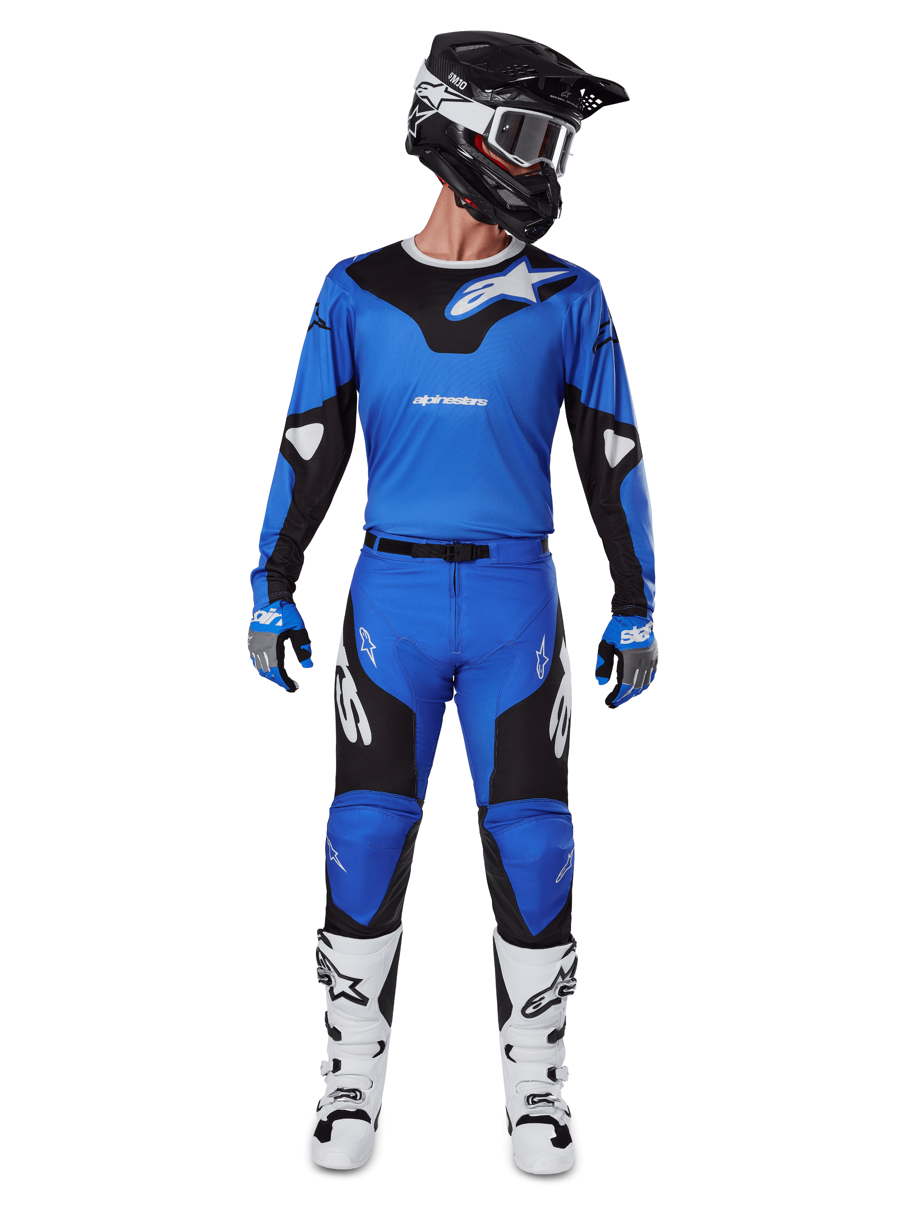 Alpinestars 2025 Racer Veil Pants, motorcrossbroek, blauw en zwart, gedragen als een complete race-outfit met bijpassende blauw-zwarte jersey, zwart-witte helm, blauwe handschoenen en witte laarzen, voorzien van opvallende logo's en een ergonomisch ontwerp voor off-road rijden.