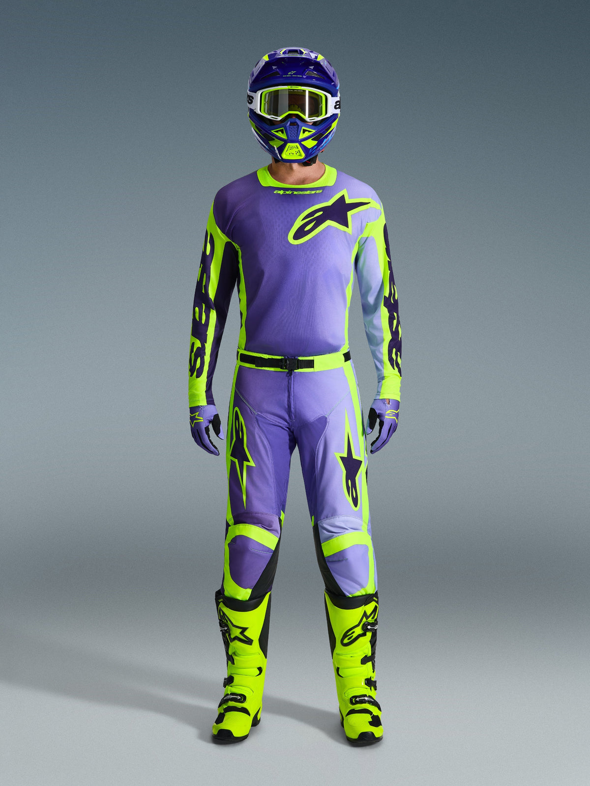 Ensemble d'équipement Alpinestars 2026 Racer Portl, tenue de motocross, violet et jaune fluo, kit complet avec casque, gants et bottes assortis, design graphique audacieux avec des accents noirs, équipement de course professionnel tout-terrain