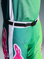 Alpinestars 2026 Racer Portl broek, motorcrossbroek, groen wit en zwart met roze logo-accenten, close-up van de taille met de SX2 magnetische gesp en verstelbare sluiting, duurzame uitrusting voor off-road racen