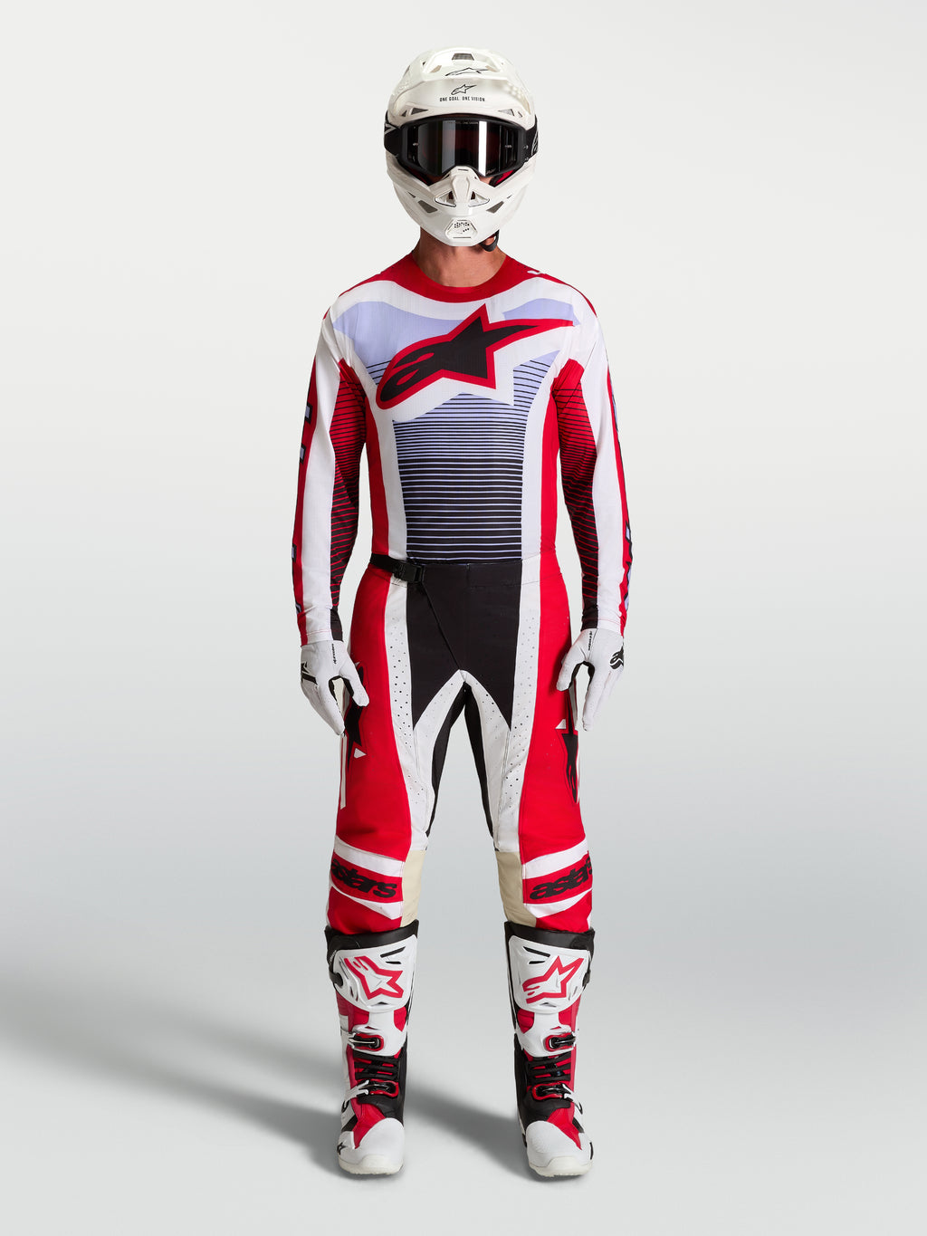 Alpinestars Techstar Maven broek en motorcross-set in rood en wit met lavendel accenten en bijpassende motorlaarzen.