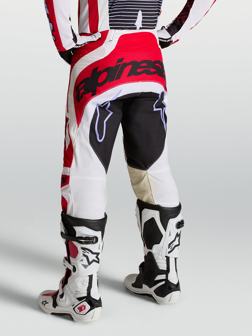 Alpinestars Techstar Maven broek, heren motocrossbroek, rood en wit, versterkt zitvlak en atletische racepasvorm.