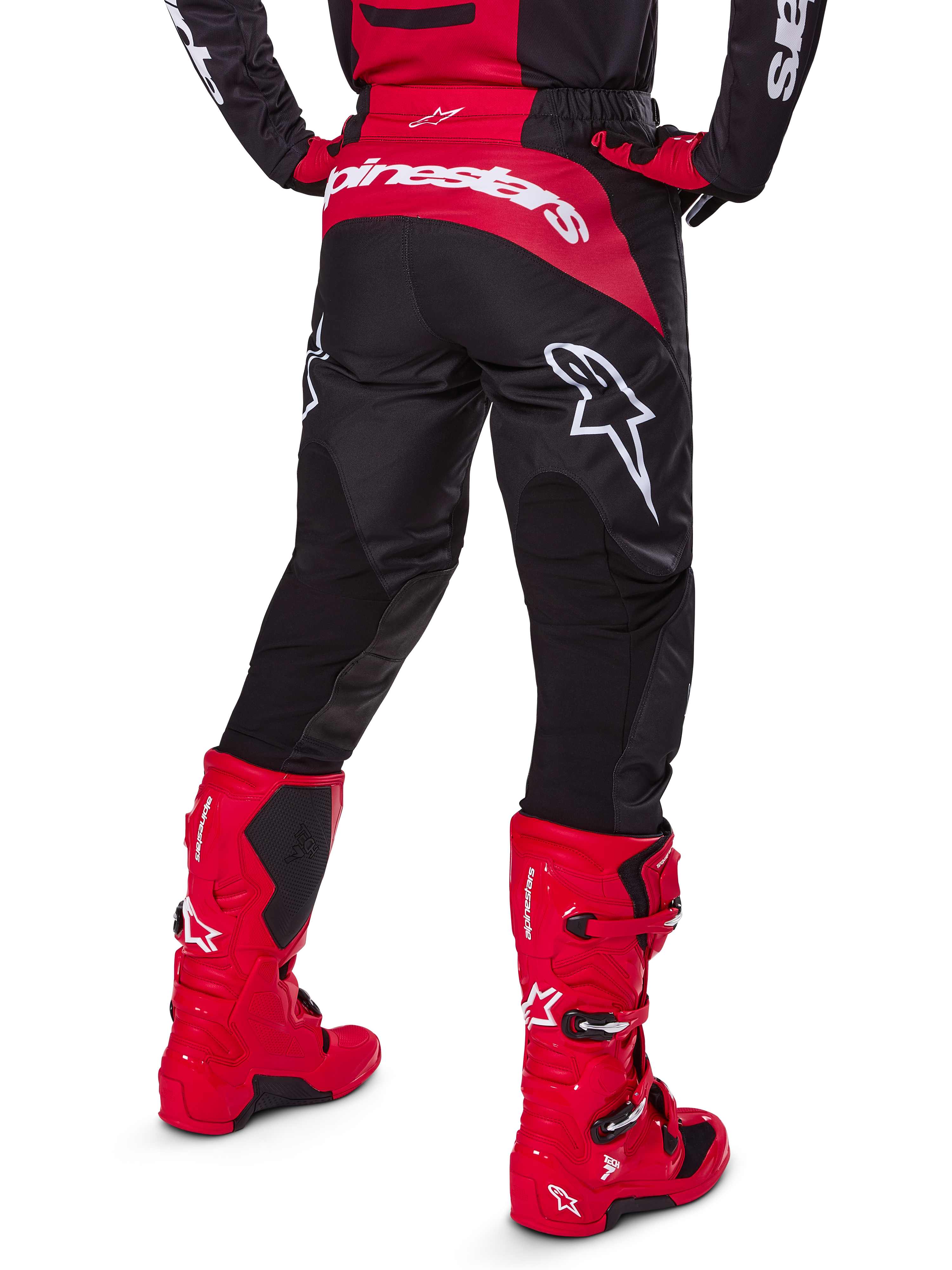 Alpinestars 2025 Fluid Haul Ausrüstungsset, Rückansicht, schwarz-rote Motocross-Hose mit großen weißen Logos, passendes Trikot und leuchtend rote Tech 7 Stiefel, abgestimmtes Offroad-Rennset