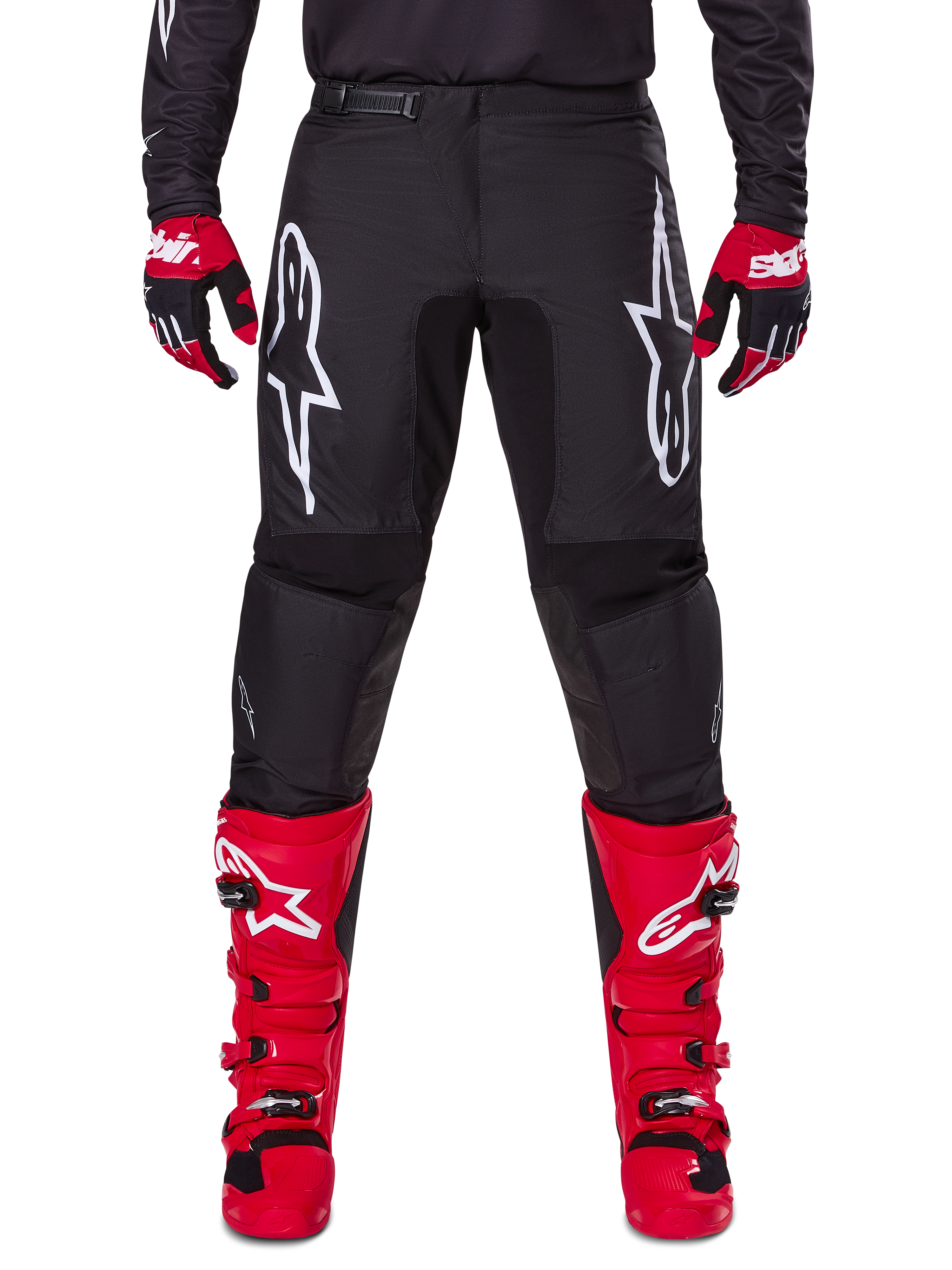 Alpinestars 2025 Fluid Haul Gear Set, schwarze Motocross-Hose mit weißen Astars-Logos auf den Oberschenkeln, kombiniert mit leuchtend roten Stiefeln und rot-schwarzen Handschuhen, abgestimmtes Motocross-Outfit für Offroad-Rennsport