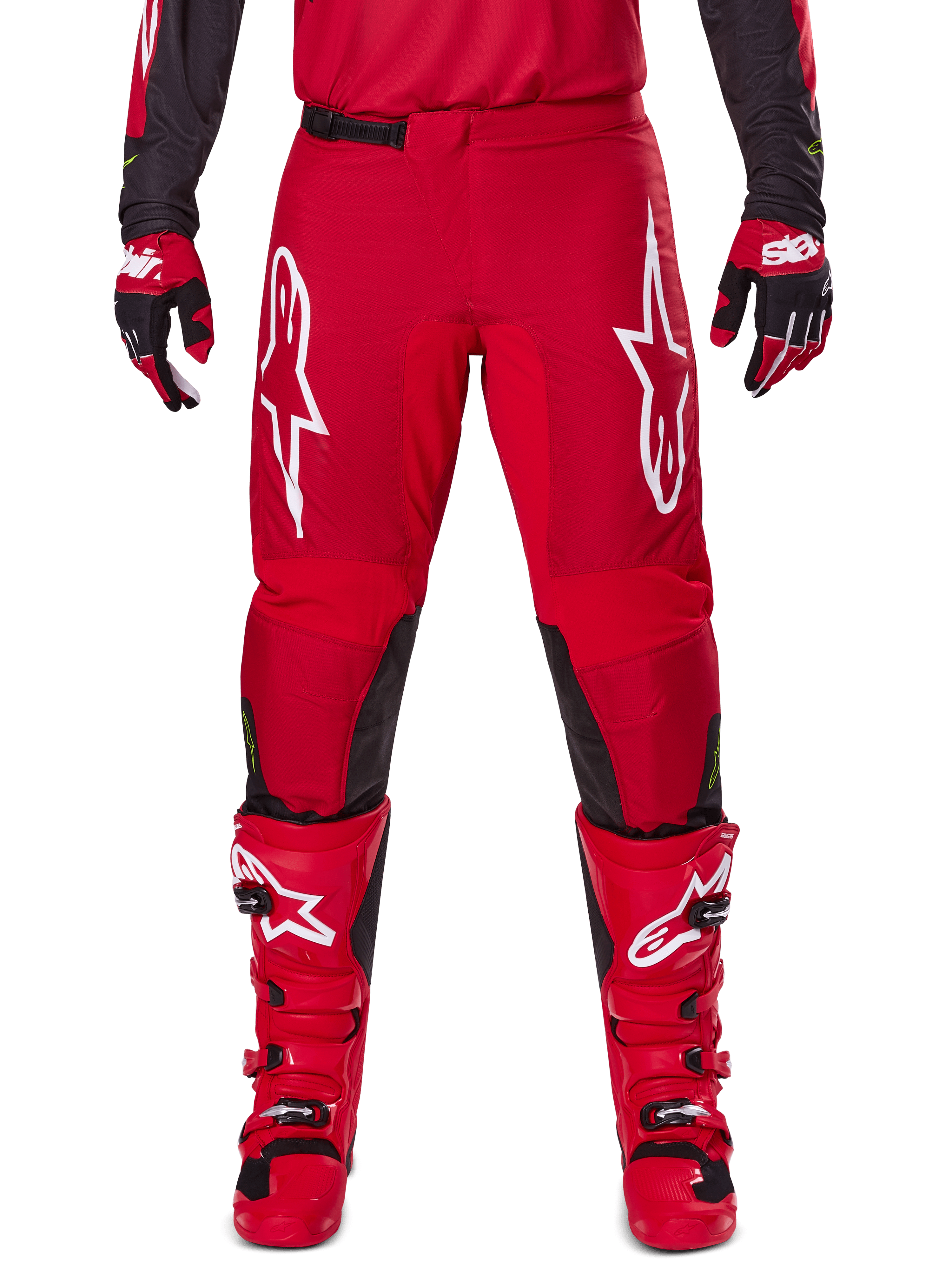 Alpinestars 2025 Fluid Haul Pants, pantalon de motocross, rouge vif et noir, doté de grands logos blancs sur les cuisses et d'empiècements noirs à l'intérieur des jambes, porté avec des bottes et des gants rouges assortis, coupe athlétique pour la performance en motocross