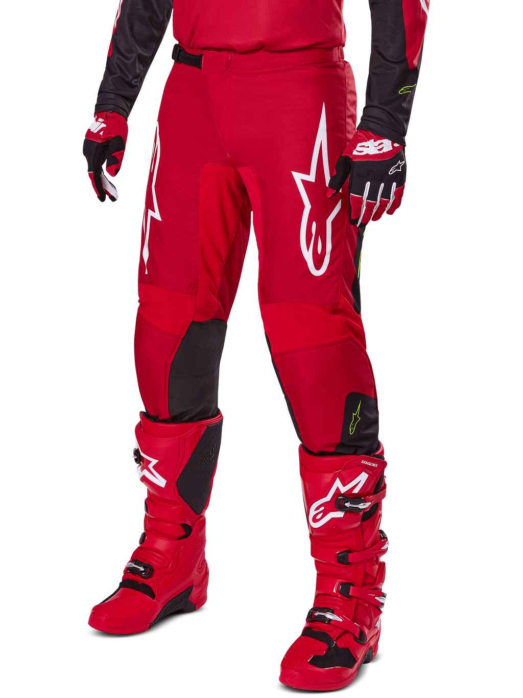 Ensemble d'équipement Alpinestars 2025 Fluid Haul, tenue de motocross rouge et noir, comprenant un pantalon rouge avec d'imposants logos Alpinestars blancs, des bottes techniques rouges assorties et des gants rouges et noirs, design coordonné pour la performance tout-terrain