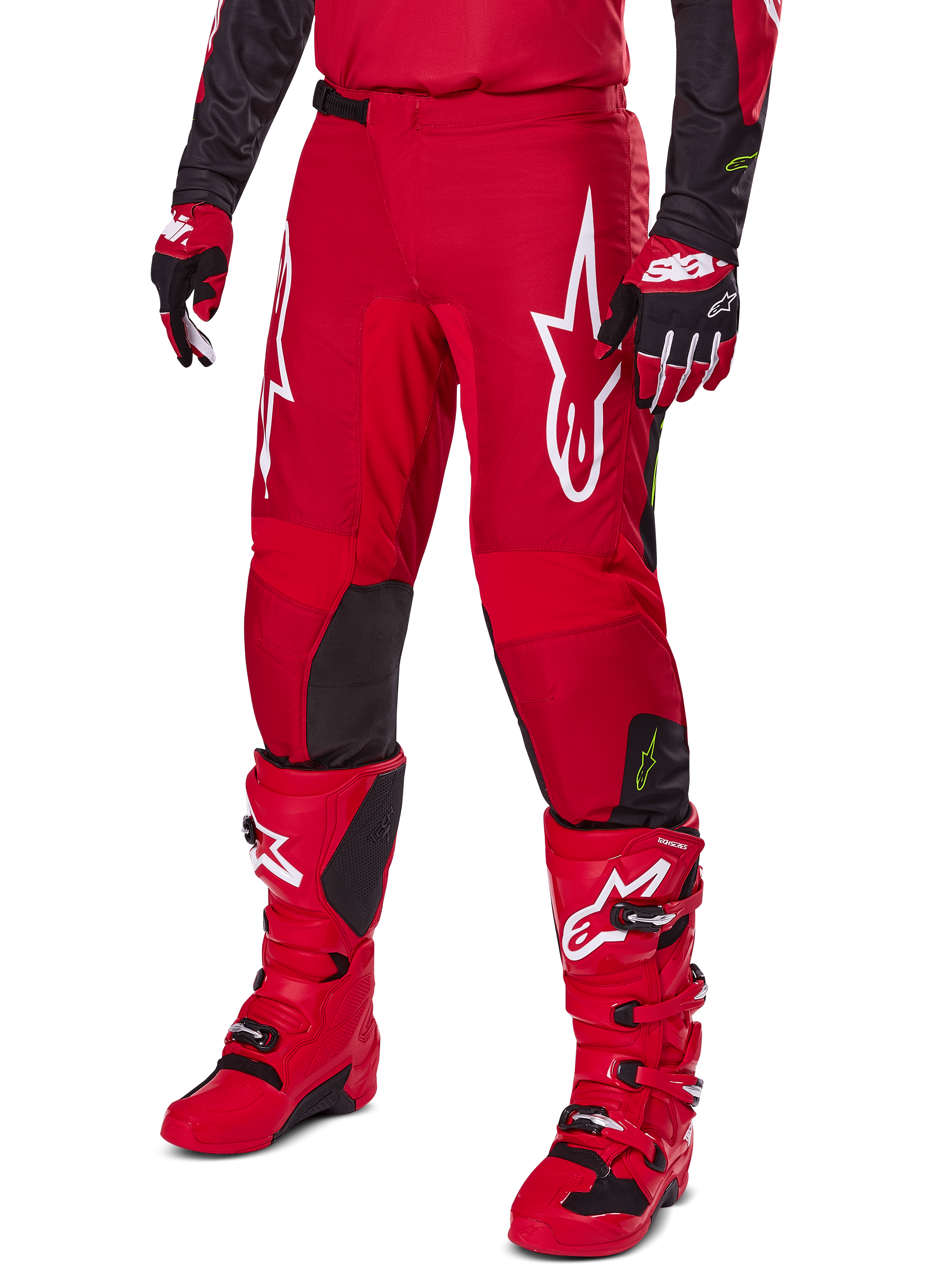 Ensemble d'équipement Alpinestars 2025 Fluid Haul, tenue de motocross rouge et noir, comprenant un pantalon rouge avec d'imposants logos Alpinestars blancs, des bottes techniques rouges assorties et des gants rouges et noirs, design coordonné pour la performance tout-terrain