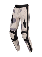 Alpinestars 2026 Racer Lahnd Pants, pantalon de motocross, Sand Camo, base blanc cassé avec motifs de coups de pinceau gris et noirs, graphismes d'étoiles noires sur les cuisses, panneaux de genoux renforcés noirs et boucle de taille réglable, design de course tout-terrain ergonomique