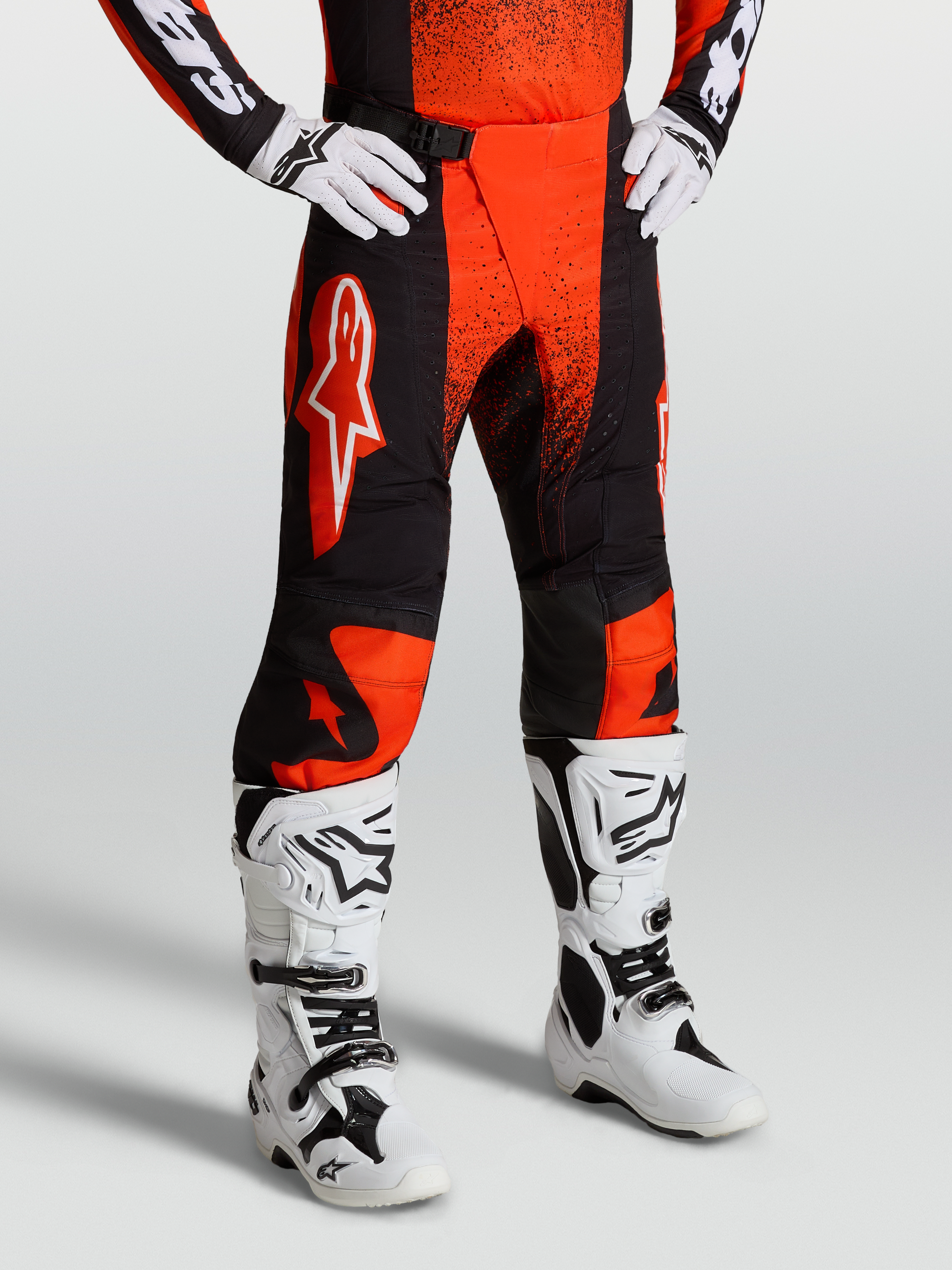 Alpinestars Techstar Swan broek, motocross racingbroek voor heren, rood en zwart, duurzaam stretchmateriaal met SX2 magnetische gesp.