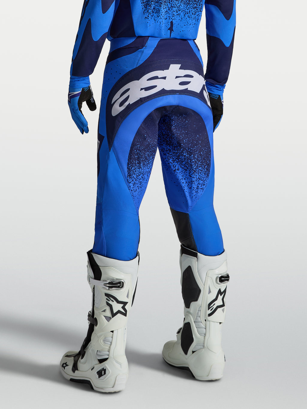 Alpinestars pantalon Techstar Swan, pantalon de motocross pour homme, bleu UCLA et bleu foncé, grand logo blanc à l'arrière.