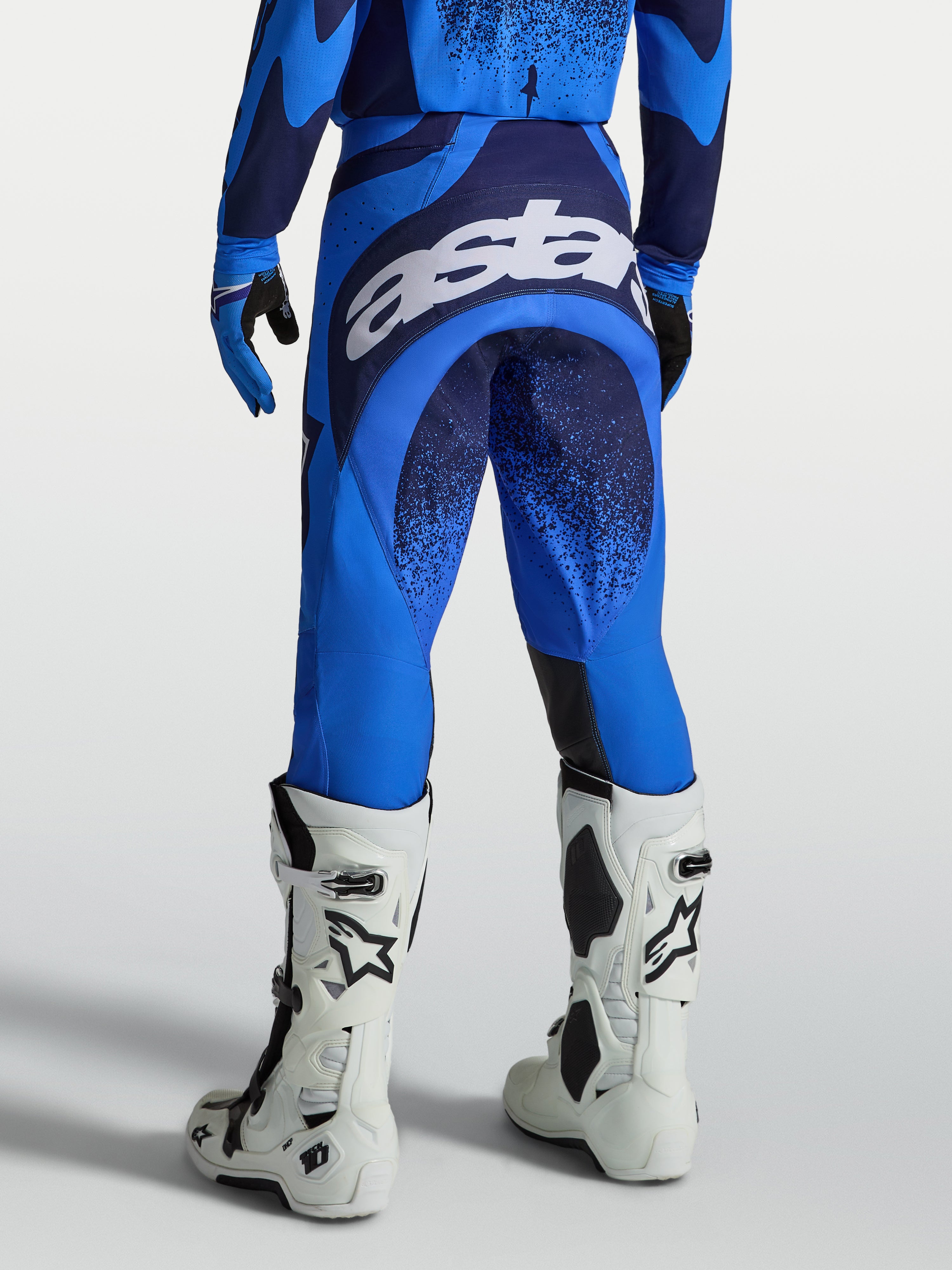 Alpinestars pantalon Techstar Swan, pantalon de motocross pour homme, bleu UCLA et bleu foncé, grand logo blanc à l'arrière.